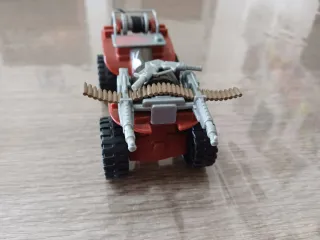 Monstertruck con teschi e mitragliatrici