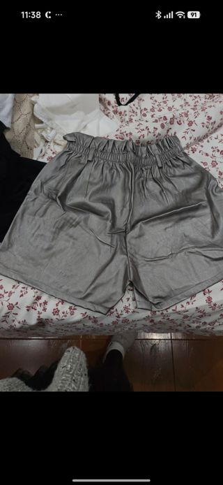 Pantalón corto plateado