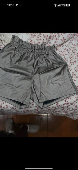 Pantalón corto plateado