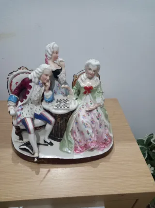 Preciosa figura de porcelana antigua