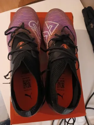 Botas de fútbol Puma negras y moradas