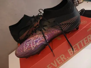 Botas de fútbol Puma negras y moradas