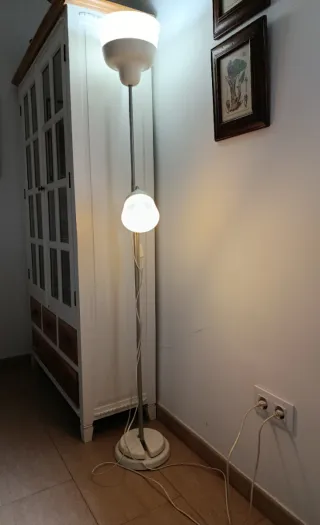 Lámpara de pie Ikea plateada y blanca