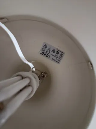 Lámpara de pie Ikea plateada y blanca