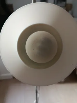 Lámpara de pie Ikea plateada y blanca