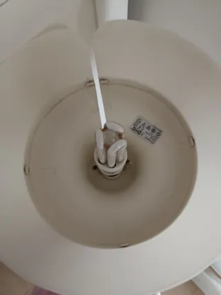 Lámpara de pie Ikea plateada y blanca