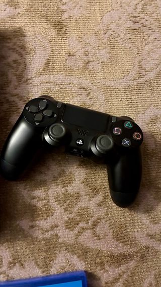 PS4 Slim 500 GB + 2 mandos + 2 Juegos