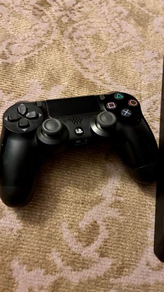 PS4 Slim 500 GB + 2 mandos + 2 Juegos