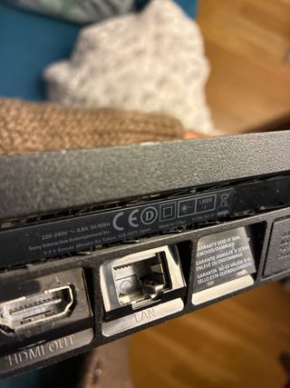 PS4 Slim 500 GB + 2 mandos + 2 Juegos