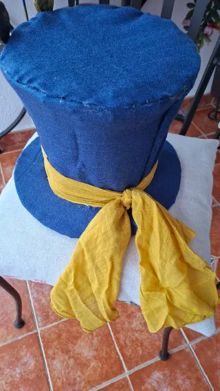 Sombrero Loco Alicia Azul y Dorado y disfraz