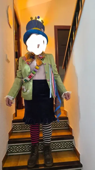 Sombrero Loco Alicia Azul y Dorado y disfraz