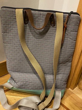 Mochila Daniel Chong Rosa y Verde y abrigo