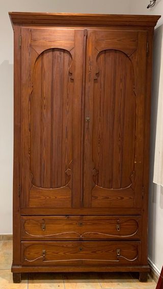 Armario de madera maciza estilo modernista