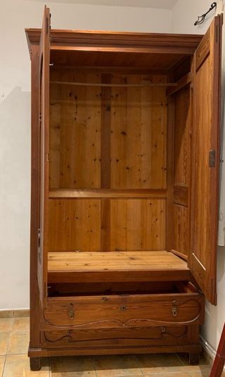 Armario de madera maciza estilo modernista