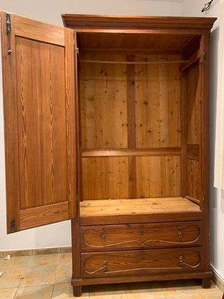 Armario de madera maciza estilo modernista