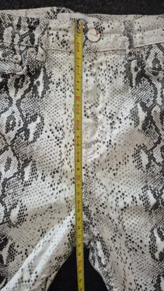 Pantalón Zara estampado serpiente Talla 36