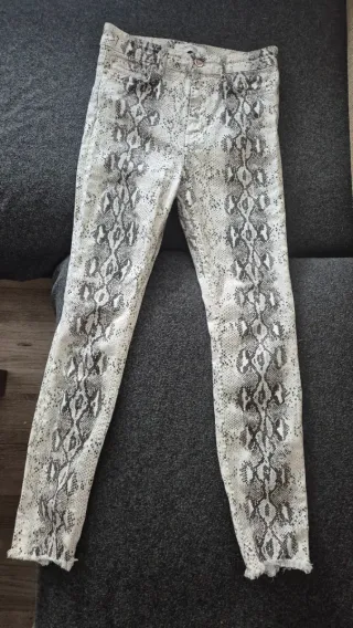 Pantalón Zara estampado serpiente Talla 36