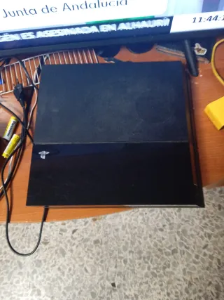 PS4 + 4 juegos y mando