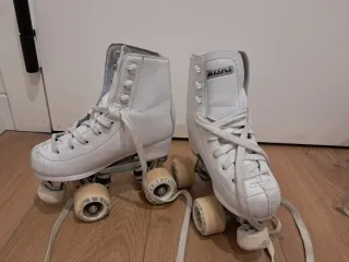 Patines de 4 ruedas blancos.Talla 33