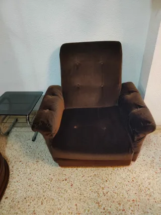 Sillón marrón de terciopelo