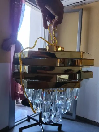 Lámpara colgante dorada y cristal