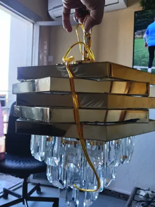 Lámpara colgante dorada y cristal