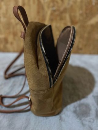 Mochila castanha em lona e couro