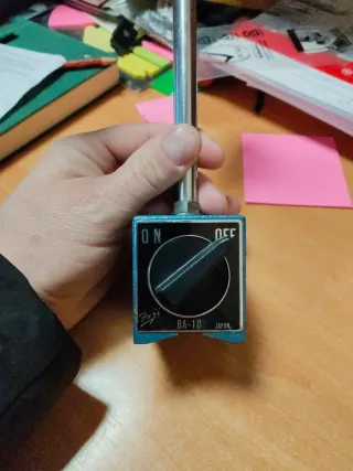Reloj de precisión con soporte magnético