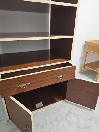 Mueble de madera con cajones y puertas