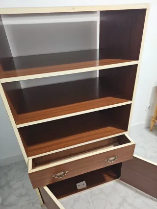Mueble de madera con cajones y puertas