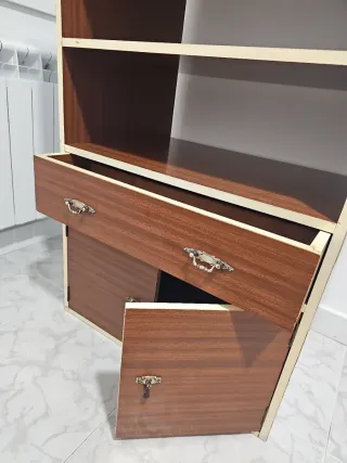 Mueble de madera con cajones y puertas