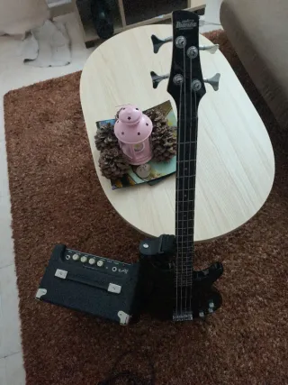 Bajo Eléctrico Fender + Amplificador