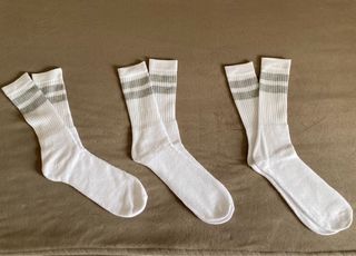 Calcetines blancos con rayas grises. Talla 43-46.