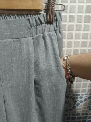 Pantalón vestir gris raya diplomática