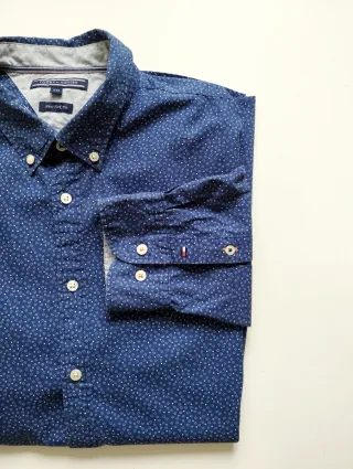 Camisa Tommy Hilfiger azul con estampado