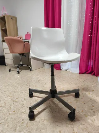 Silla de escritorio blanca y gris