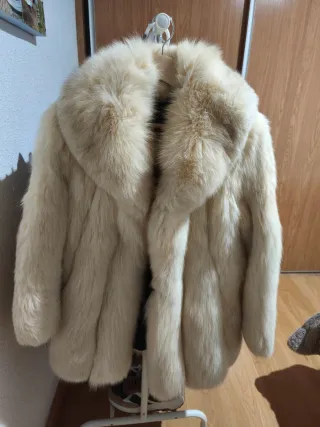Abrigo de piel beige y blanco