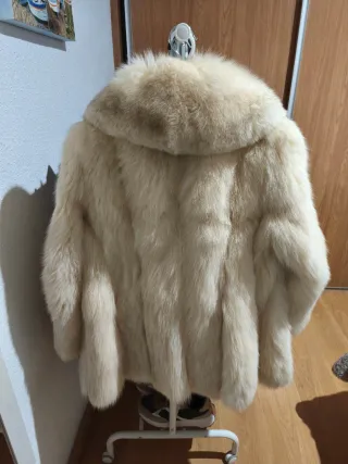 Abrigo de piel beige y blanco