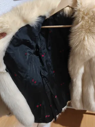 Abrigo de piel beige y blanco