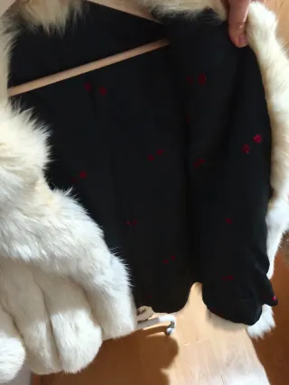 Abrigo de piel beige y blanco