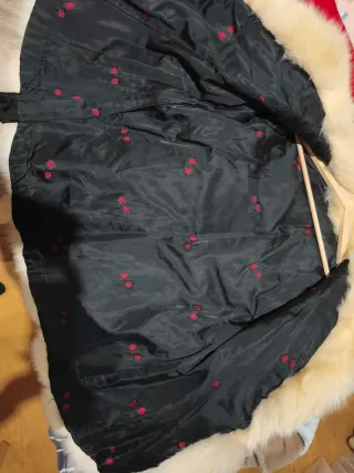 Abrigo de piel beige y blanco