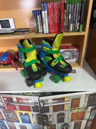 Patines en línea azules y verdes