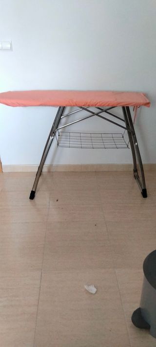 Tabla de planchar con tendedero