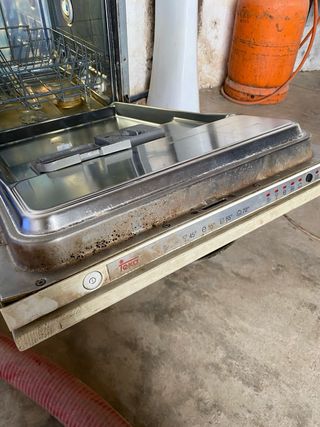 Lavavajillas integral pequeño.