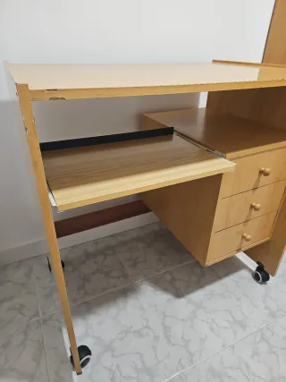 Escritorio con ruedas y cajones