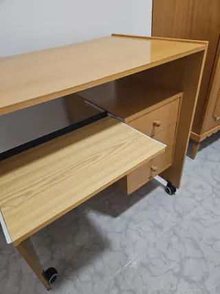 Escritorio con ruedas y cajones