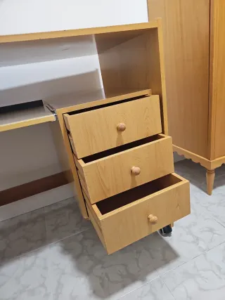 Escritorio con ruedas y cajones