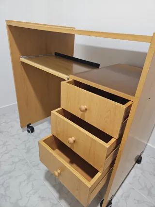 Escritorio con ruedas y cajones