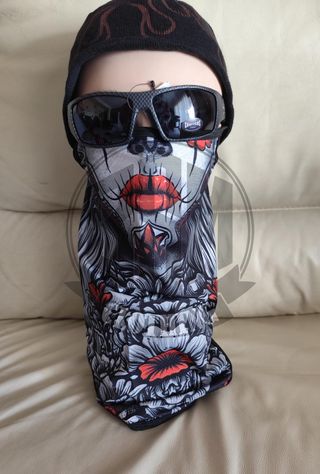 Cover face con teschio e fiori