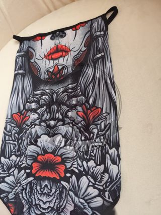 Cover face con teschio e fiori